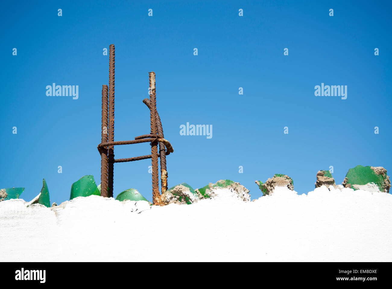 Sommità di un muro bianco in Casablanca, Marocco Foto Stock