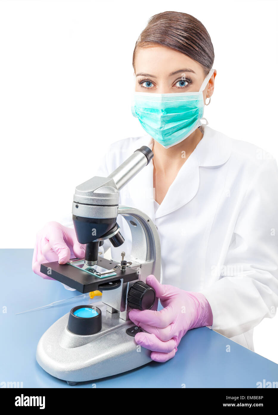 Medico donna o ricercatore scientifico mediante microscopio in un laboratorio. Foto Stock