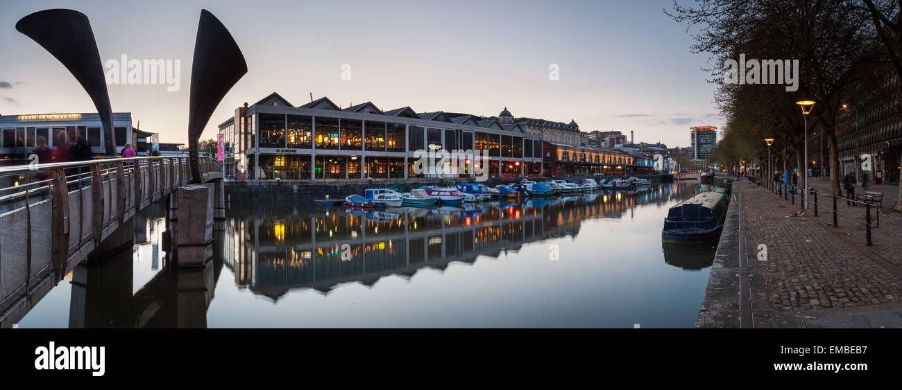 Una panoramica dei ristoranti lungo Harbourside al tramonto nel centro città di Bristol, Regno Unito Foto Stock
