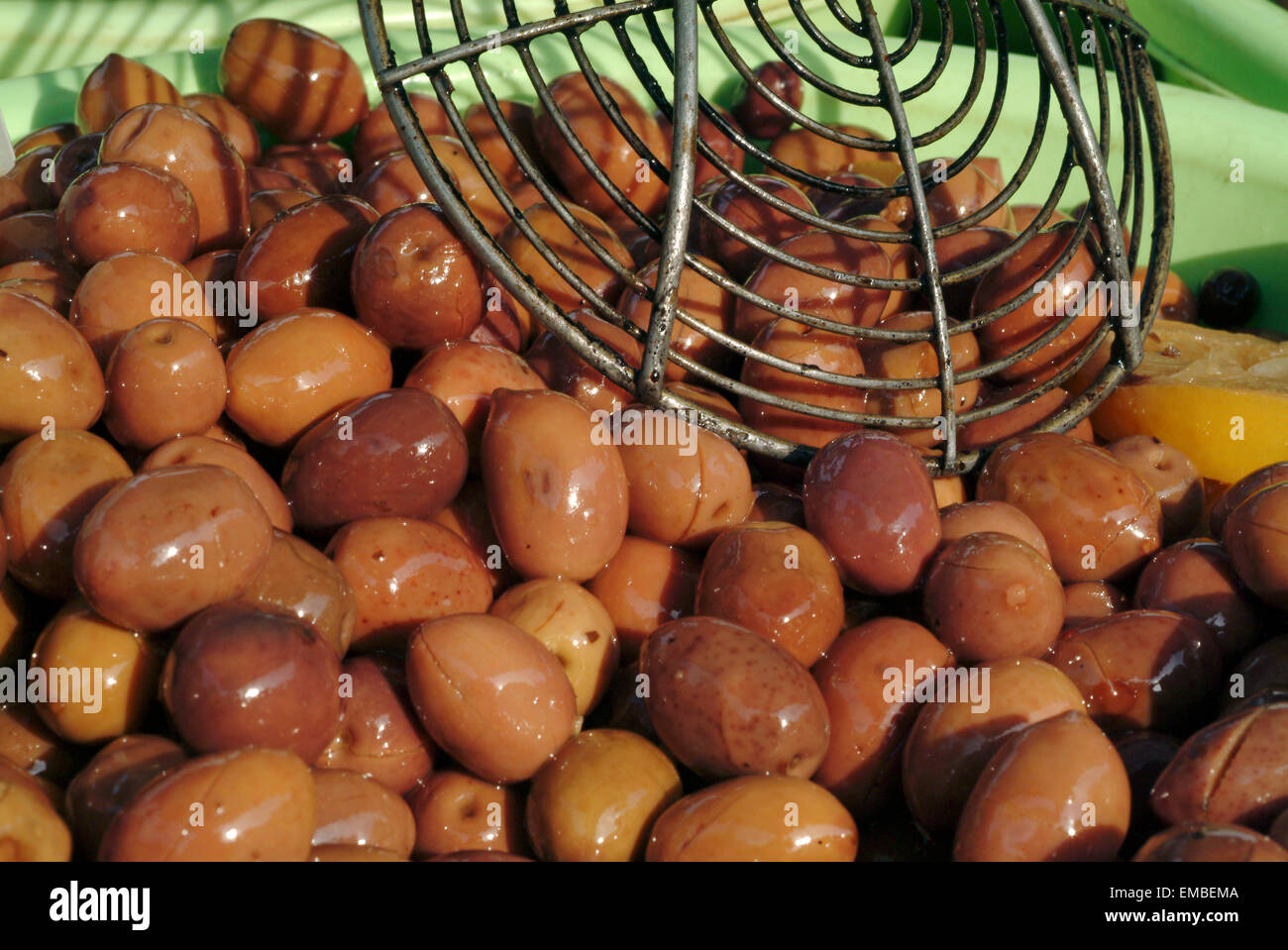 Diverse le olive su un mercato stand in Provenza Francia Foto Stock
