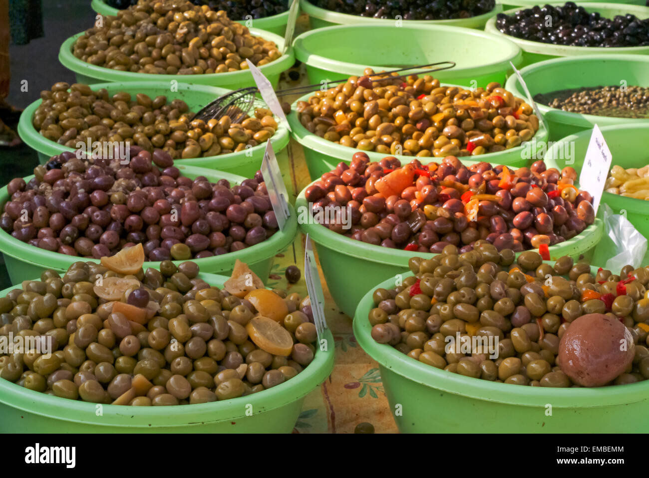 Diverse le olive su un mercato stand in Provenza Francia Foto Stock