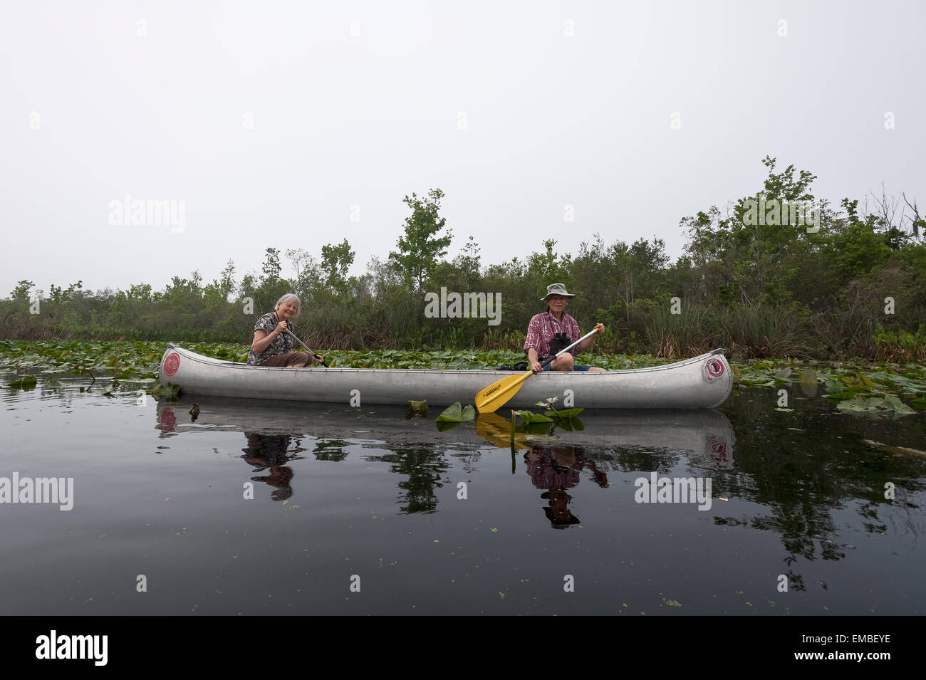 Due anziani in vacanza touring Lago Griffin nella Florida Centrale USA Foto Stock