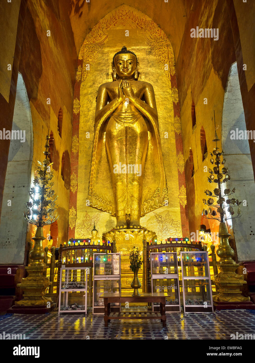 Venerata statua di Budda statua in antico tempio di Ananda in Bagan, Myanmar (Birmania). Foto Stock