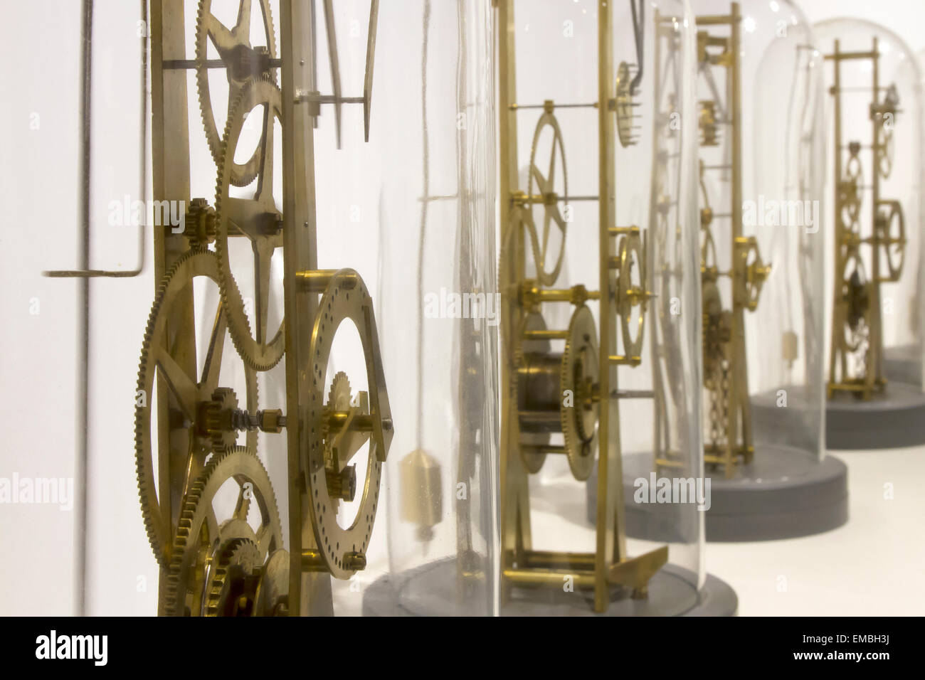 Ingranaggi e quadranti di orologio funziona sotto una campana di vetro. Foto Stock