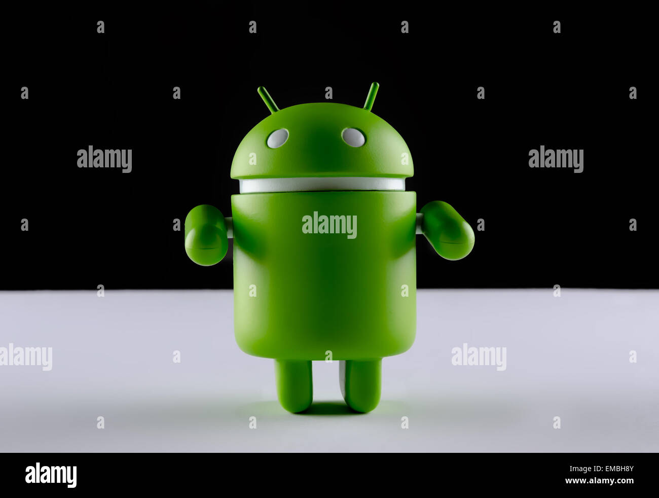 Google Android Robot Verde su nero e sfondo bianco Foto Stock