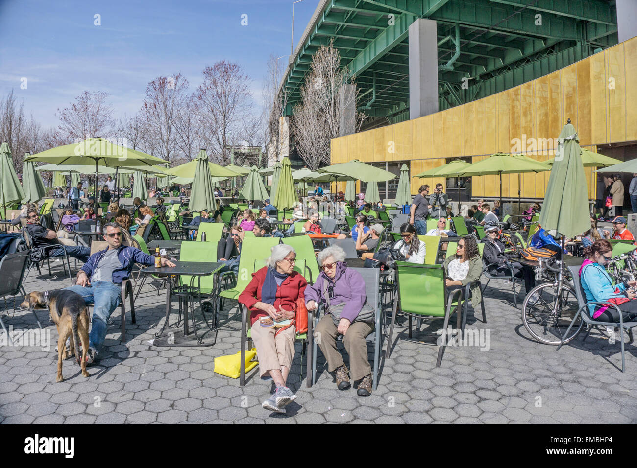 La città di New York, Stati Uniti d'America. Domenica 19 Aprile, 2015, USA; diverse folla gode di sole e di primavera & refeshment il giorno di apertura del outdoor cafe in Riverside Park Credit: Dorothy Alexander/Alamy Live News Foto Stock