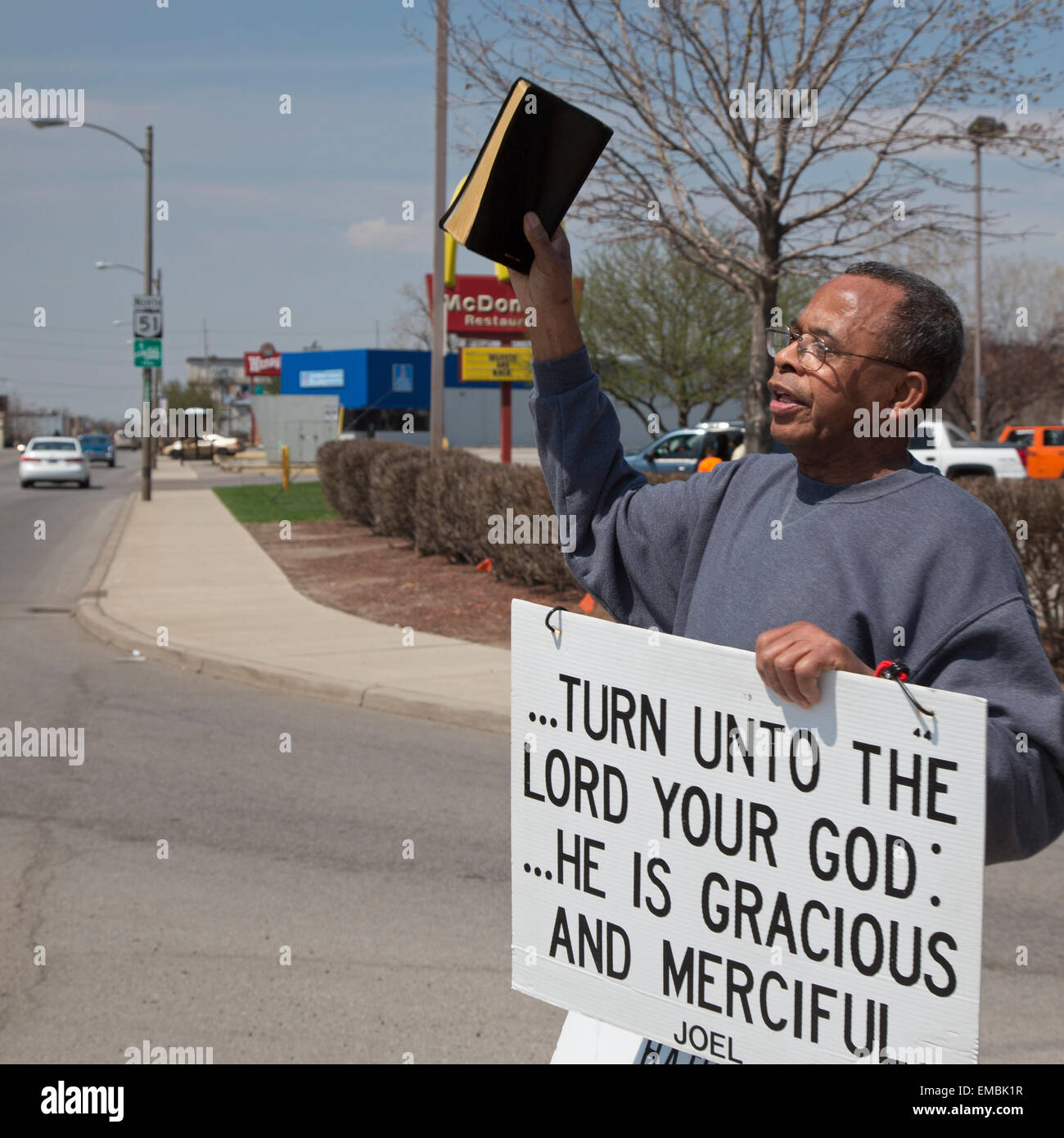 Toledo, Ohio - Rev. Eugene Rocker, Pastore di ancoraggio chiesa battista, predica su un angolo di strada, tenendo la sua Bibbia. Foto Stock