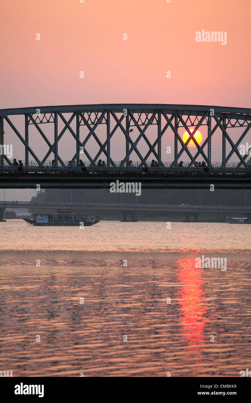 Il Vietnam, la tonalità, il fiume Perfume, Trang Tien Bridge, tramonto, Foto Stock