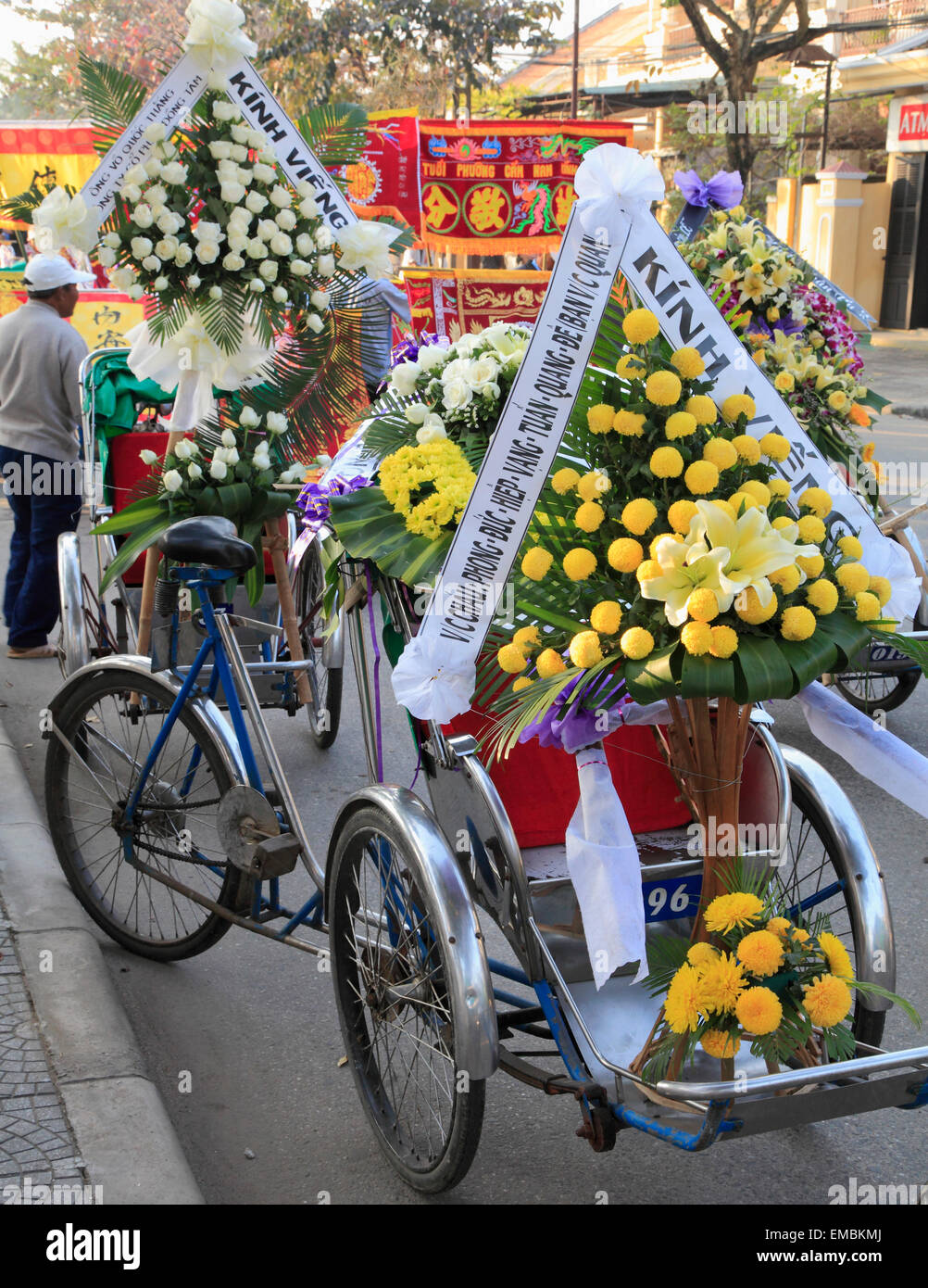 Il Vietnam, Hoi An, il corteo funebre, fiori in cyclo, Foto Stock