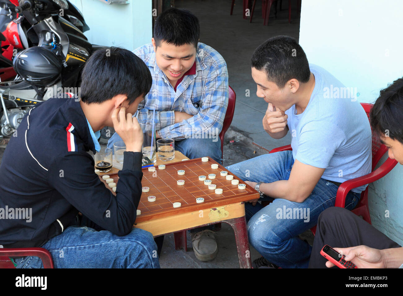 Il Vietnam, Hoi An, gli uomini che giocano a scacchi cinesi, Foto Stock