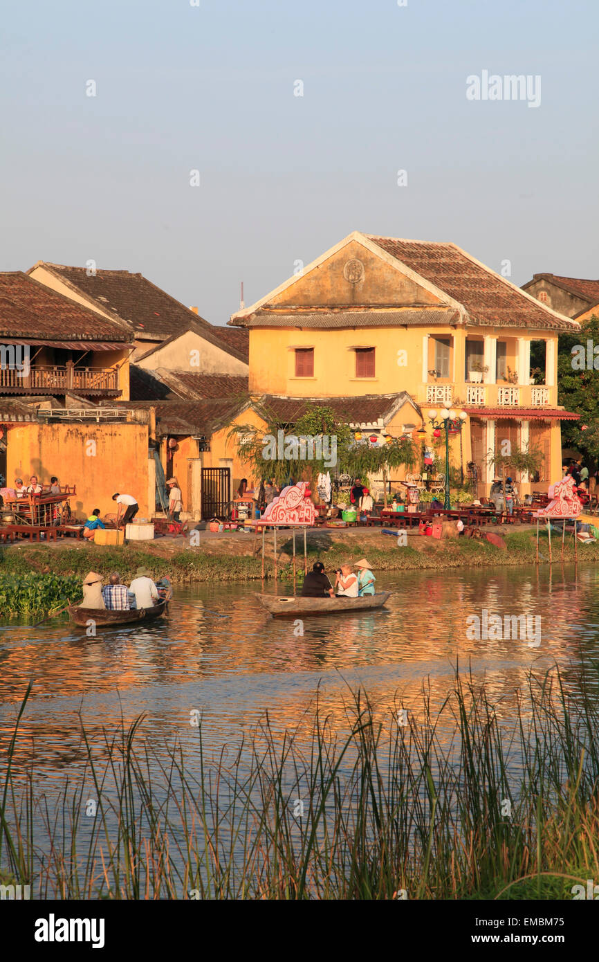 Il Vietnam, Hoi An, Thu Bon River, barche, persone Foto Stock