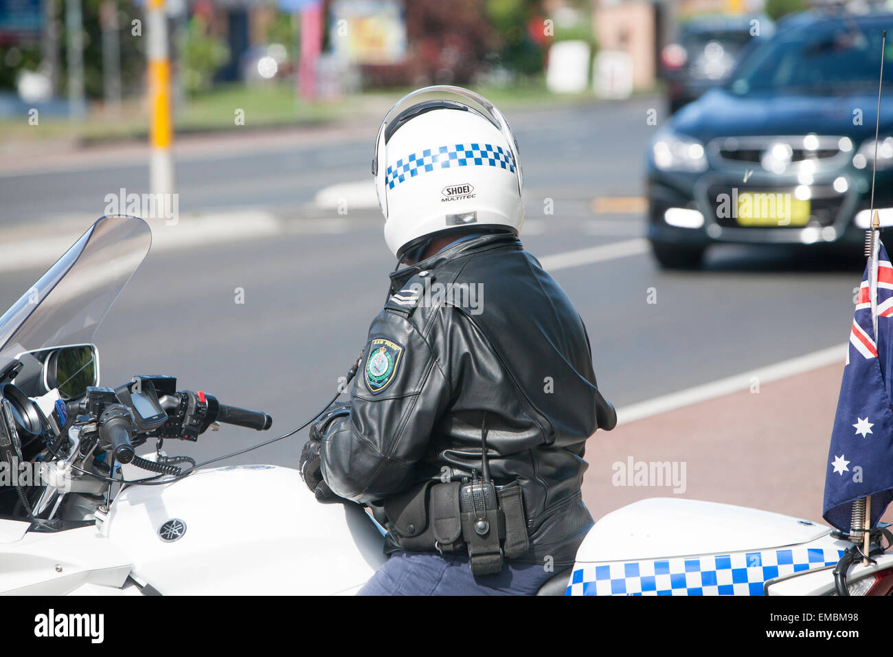 Poliziotto australiano a Sydney seduto sulla motocicletta della polizia che indossa casco per motocicletta e giacca in pelle nera uniforme, Sydney, NSW, Australia Foto Stock