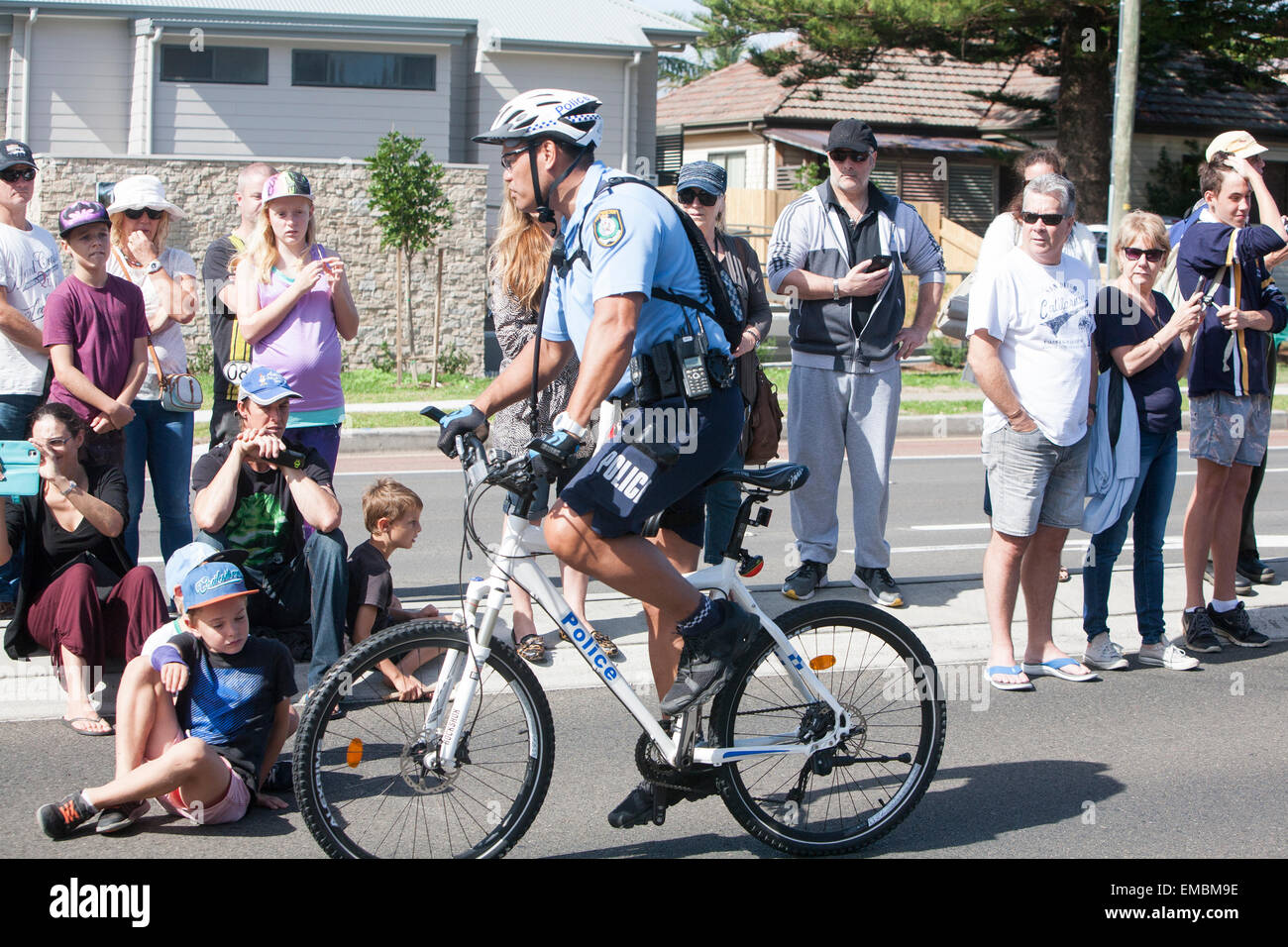 Sydney (nuovo galles del Sud) uomo di polizia che guida la sua bicicletta mentre in pattuglia per ANZAC parata pittwater Road, sydney, australia Foto Stock