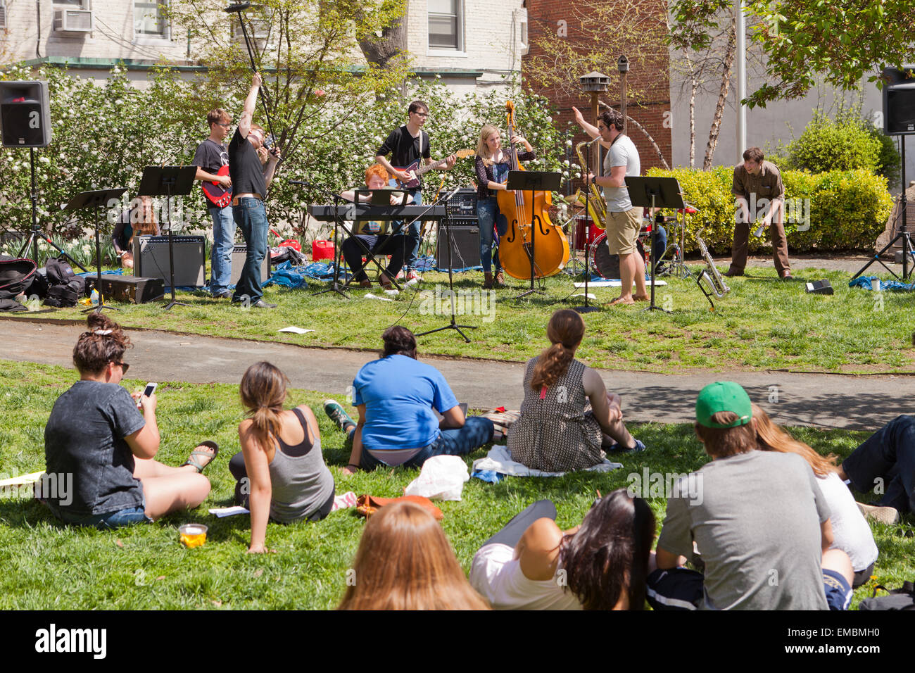 Piccolo outdoor rock band prestazioni sul campus universitario - USA Foto Stock