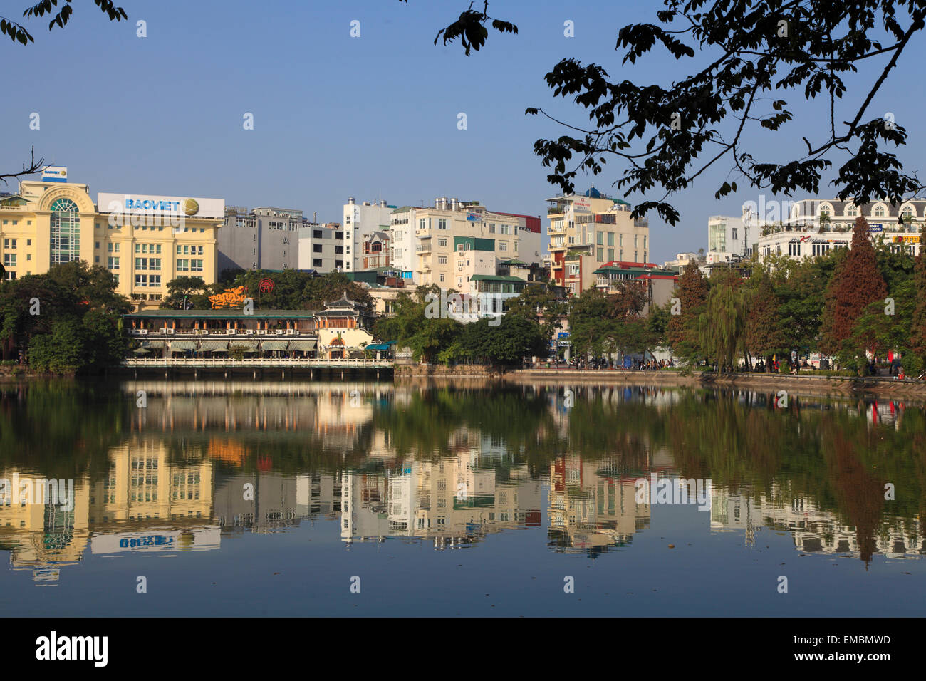 Il Vietnam, Hanoi, Lago Hoan Kiem, skyline, Foto Stock