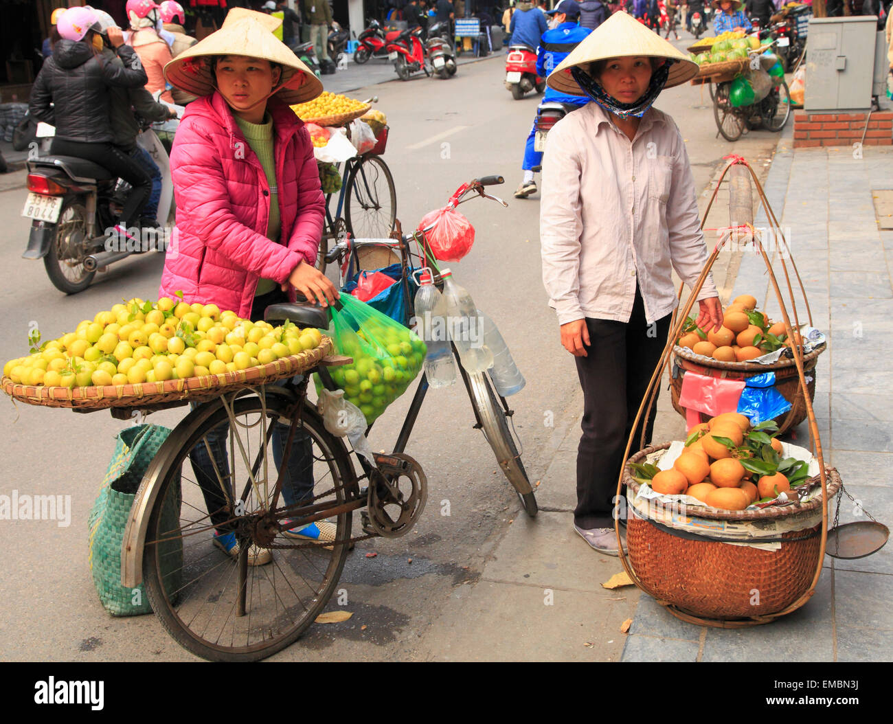 Il Vietnam, Hanoi, frutta fornitori, persone, scene di strada, Foto Stock