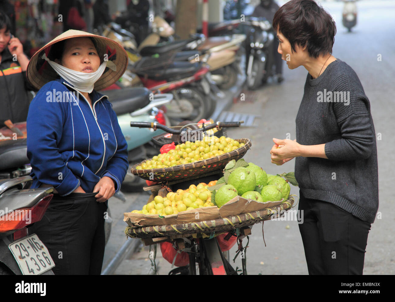 Il Vietnam, Hanoi, fornitore di frutta, persone Foto Stock