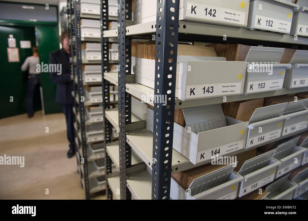 Berlino, Germania. Xvi Apr, 2015. Wolfgang Remmers, lo scienziato politico presso la Deutsche Dienststelle per la notifica dei parenti prossimi dei caduti della ex Wehrmacht tedesca (WAST), sorge nel centro di catalogo schede di Berlino, Germania, 16 aprile 2015. Foto: TIM BRAKEMEIER/dpa/Alamy Live News Foto Stock