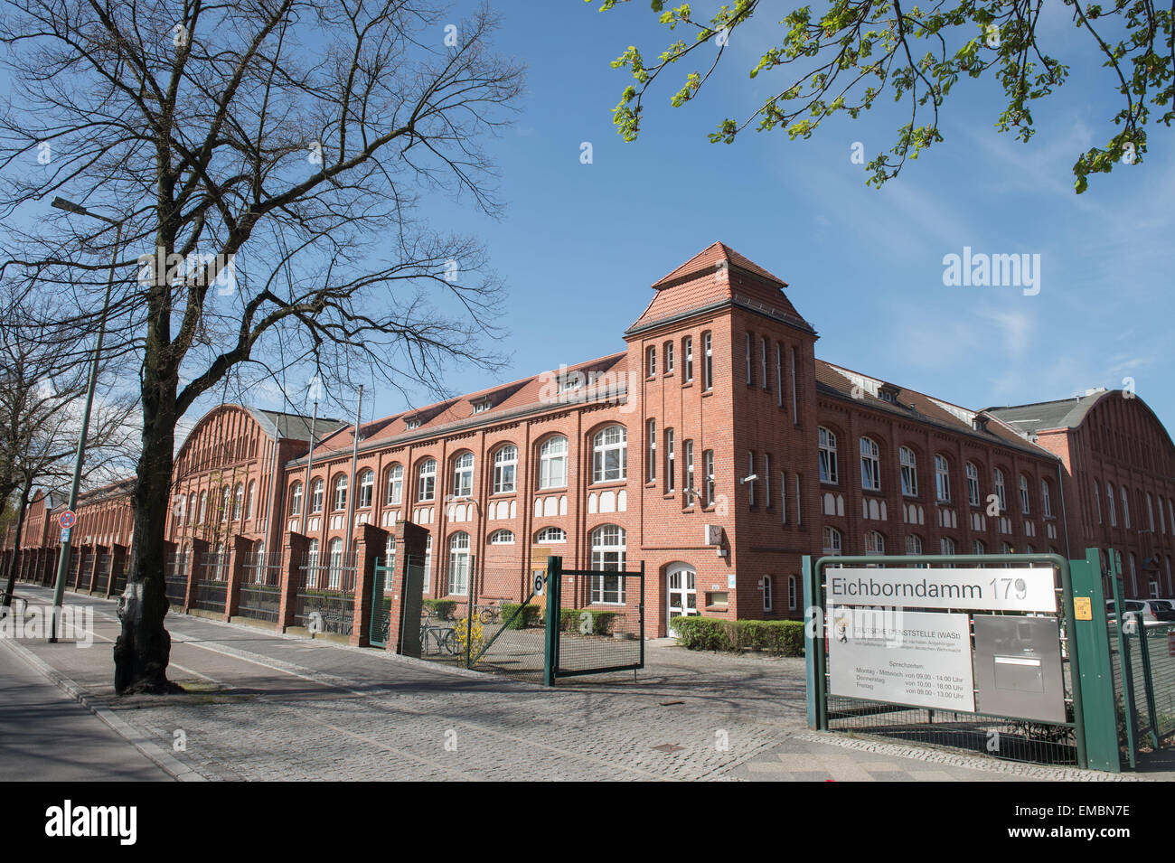 Berlino, Germania. Xvi Apr, 2015. Il sole splende sul Deutsche Dienststelle per la notifica dei parenti prossimi dei caduti della ex Wehrmacht tedesca (WAST), sorge nel centro di catalogo schede di Berlino, Germania, 16 aprile 2015. Foto: TIM BRAKEMEIER/dpa/Alamy Live News Foto Stock
