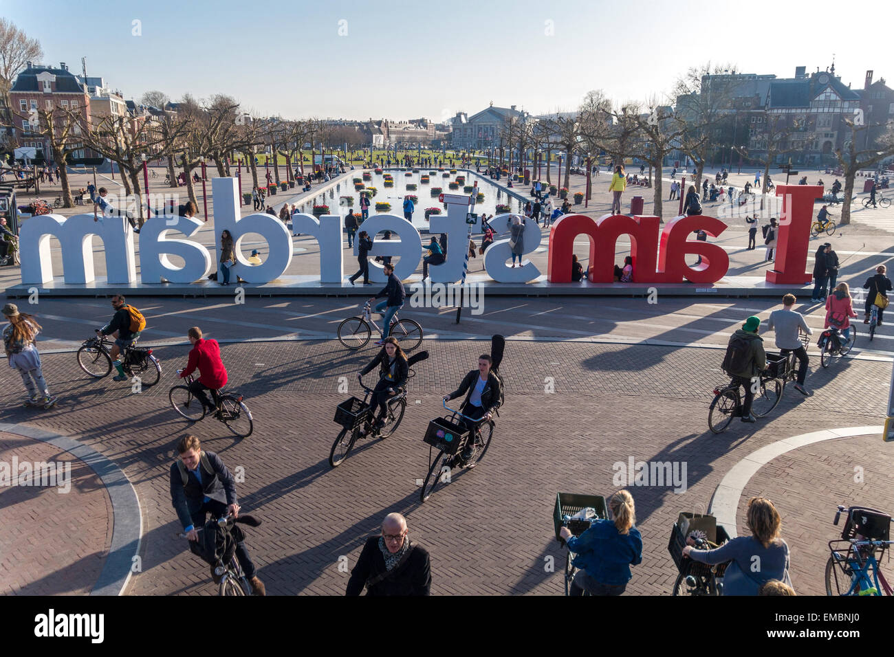 Amsterdam Museumplein ciclisti in serata durante le ore di punta all'ingresso del famoso tunnel di bicicletta sotto il Rijksmuseum. Foto Stock