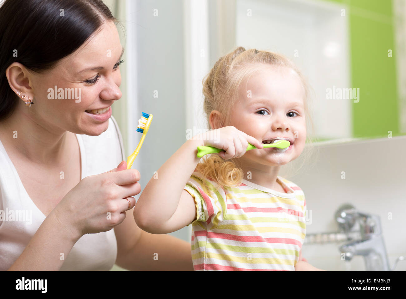 Madre insegnamento kid spazzolatura dei denti Foto Stock