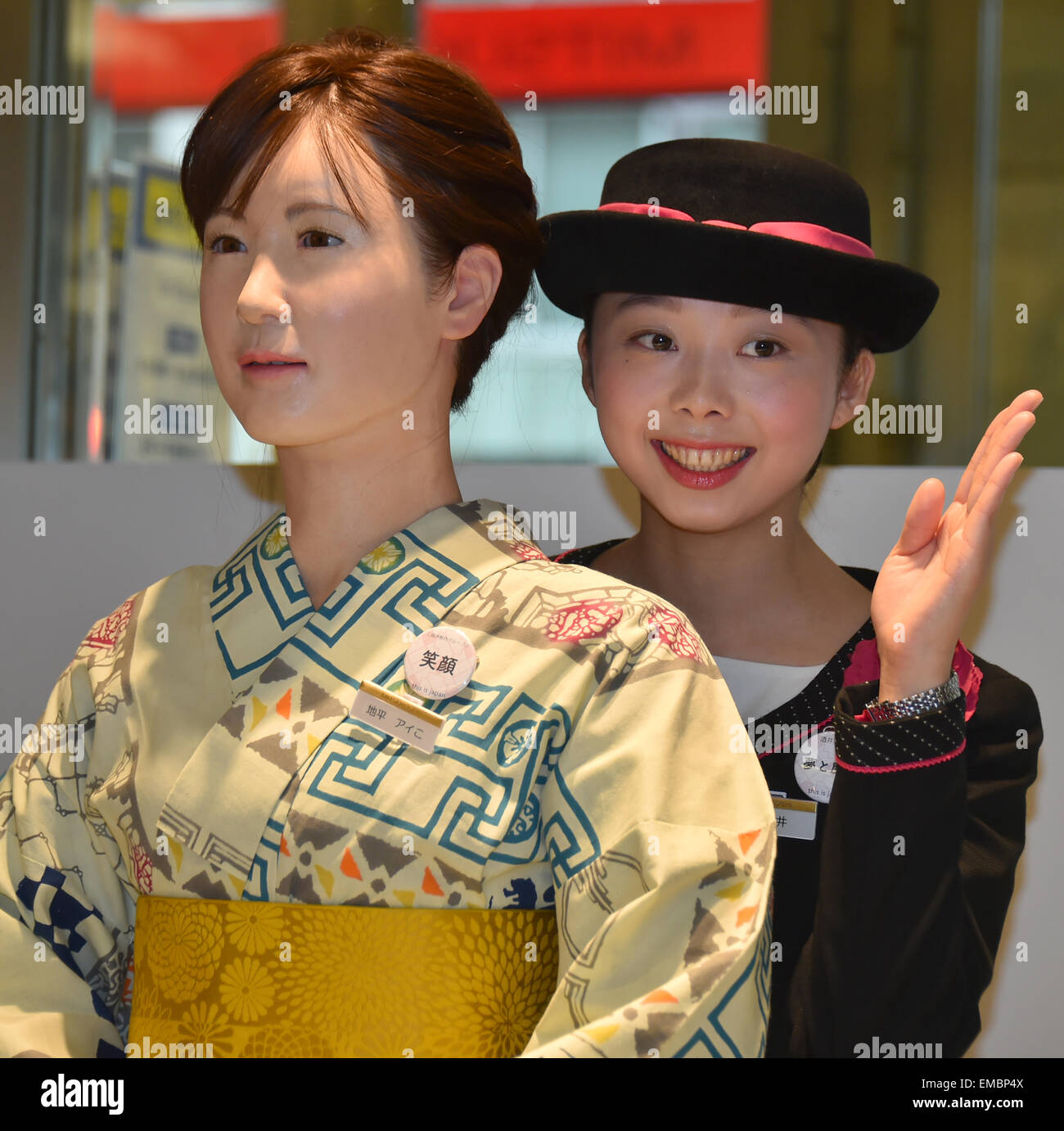 Tokyo, Giappone. Xx Aprile, 2015. Rivestiti in kimono tradizionali, Aiko Chihara fa il suo debutto presso il banco informazioni della Tokyo gli esclusivi Mitsukoshi department store di lunedì, 20 aprile 2015. Aiko, un robot umanoide realizzato da Toshiba, sorrisi e archi a clienti e offre la possibilità di sei minuti di guida con informazioni circa il negozio prestedious inclusi gli eventi. Credito: Natsuki Sakai/AFLO/Alamy Live News Foto Stock