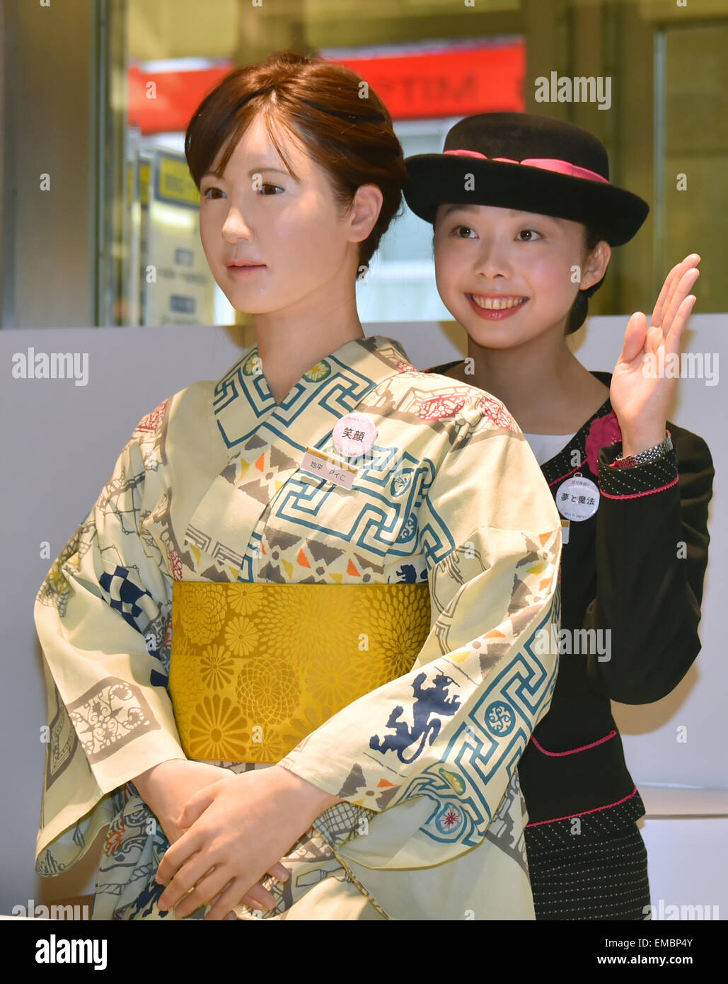 Tokyo, Giappone. Xx Aprile, 2015. Rivestiti in kimono tradizionali, Aiko Chihara fa il suo debutto presso il banco informazioni della Tokyo gli esclusivi Mitsukoshi department store di lunedì, 20 aprile 2015. Aiko, un robot umanoide realizzato da Toshiba, sorrisi e archi a clienti e offre la possibilità di sei minuti di guida con informazioni circa il negozio prestedious inclusi gli eventi. Credito: Natsuki Sakai/AFLO/Alamy Live News Foto Stock