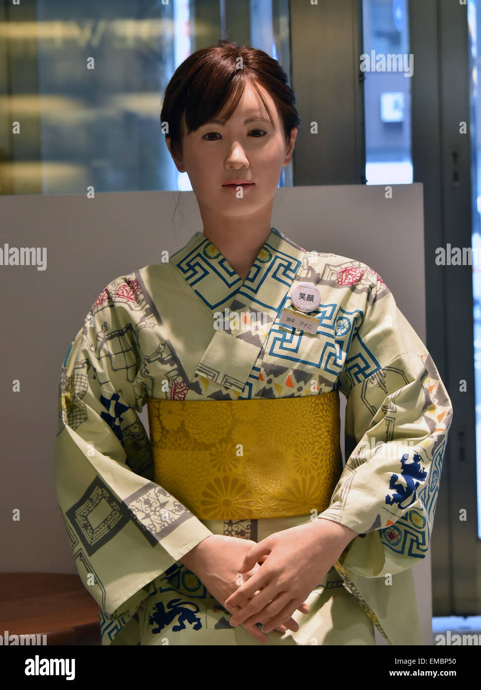 Tokyo, Giappone. Xx Aprile, 2015. Rivestiti in kimono tradizionali, Aiko Chihara fa il suo debutto presso il banco informazioni della Tokyo gli esclusivi Mitsukoshi department store di lunedì, 20 aprile 2015. Aiko, un robot umanoide realizzato da Toshiba, sorrisi e archi a clienti e offre la possibilità di sei minuti di guida con informazioni circa il negozio prestedious inclusi gli eventi. Credito: Natsuki Sakai/AFLO/Alamy Live News Foto Stock