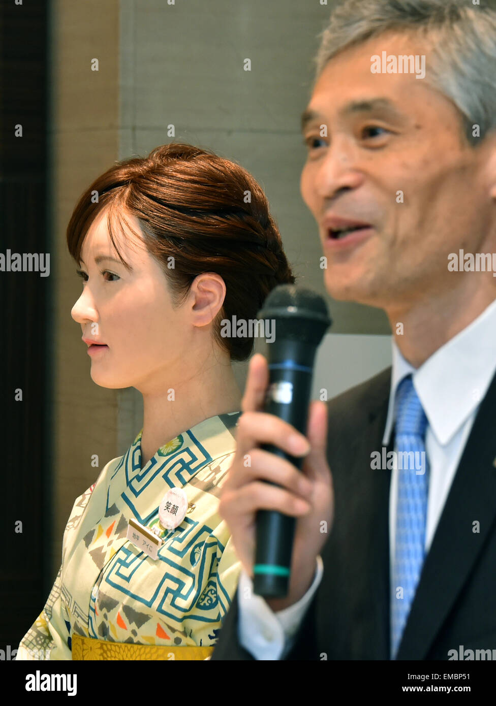 Tokyo, Giappone. Xx Aprile, 2015. Rivestiti in kimono tradizionali, Aiko Chihara fa il suo debutto presso il banco informazioni della Tokyo gli esclusivi Mitsukoshi department store di lunedì, 20 aprile 2015. Aiko, un robot umanoide realizzato da Toshiba, sorrisi e archi a clienti e offre la possibilità di sei minuti di guida con informazioni circa il negozio prestedious inclusi gli eventi. Credito: Natsuki Sakai/AFLO/Alamy Live News Foto Stock
