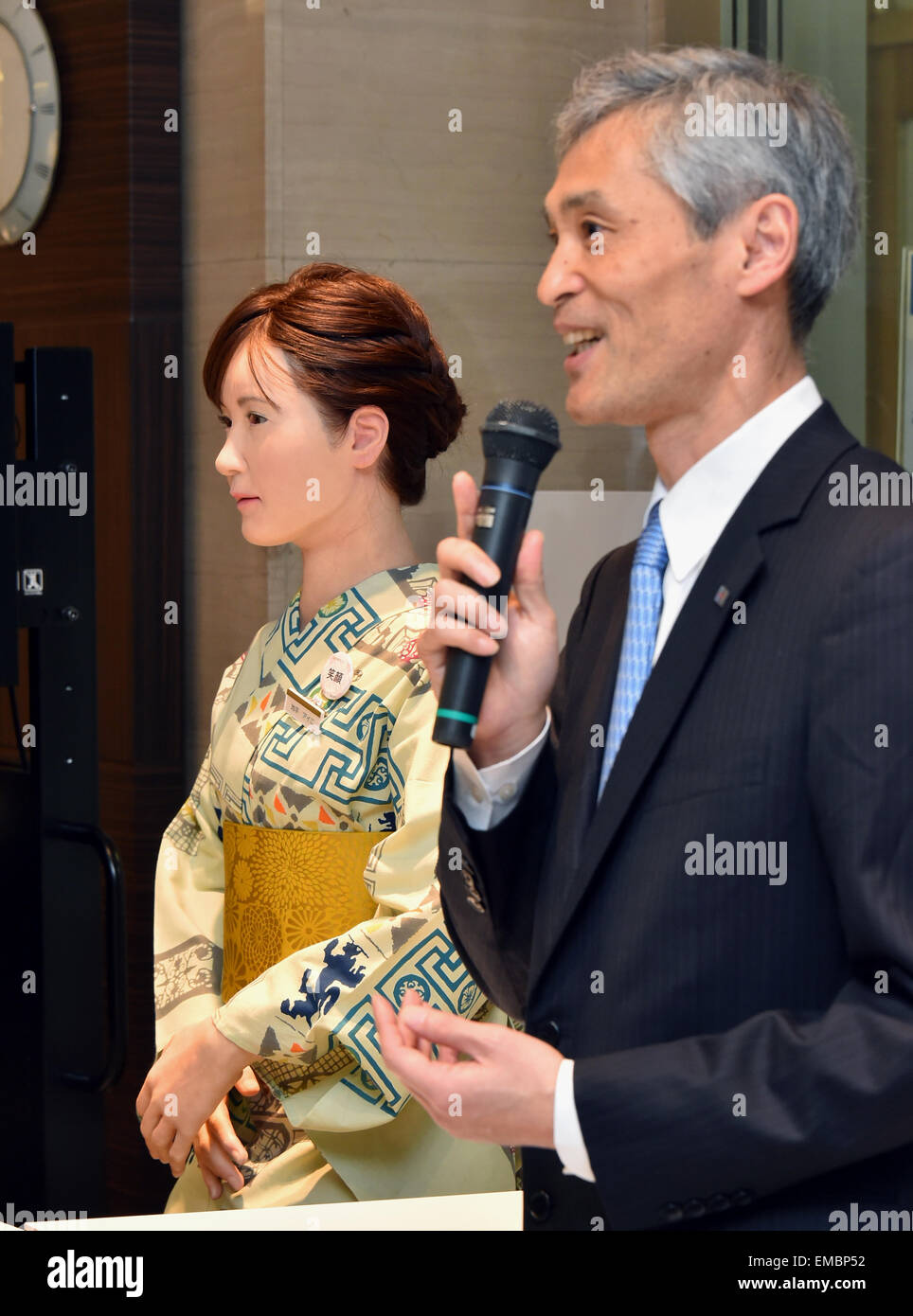 Tokyo, Giappone. Xx Aprile, 2015. Rivestiti in kimono tradizionali, Aiko Chihara fa il suo debutto presso il banco informazioni della Tokyo gli esclusivi Mitsukoshi department store di lunedì, 20 aprile 2015. Aiko, un robot umanoide realizzato da Toshiba, sorrisi e archi a clienti e offre la possibilità di sei minuti di guida con informazioni circa il negozio prestedious inclusi gli eventi. Credito: Natsuki Sakai/AFLO/Alamy Live News Foto Stock