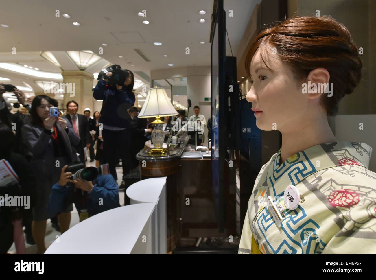 Tokyo, Giappone. Xx Aprile, 2015. Rivestiti in kimono tradizionali, Aiko Chihara fa il suo debutto presso il banco informazioni della Tokyo gli esclusivi Mitsukoshi department store di lunedì, 20 aprile 2015. Aiko, un robot umanoide realizzato da Toshiba, sorrisi e archi a clienti e offre la possibilità di sei minuti di guida con informazioni circa il negozio prestedious inclusi gli eventi. Credito: Natsuki Sakai/AFLO/Alamy Live News Foto Stock