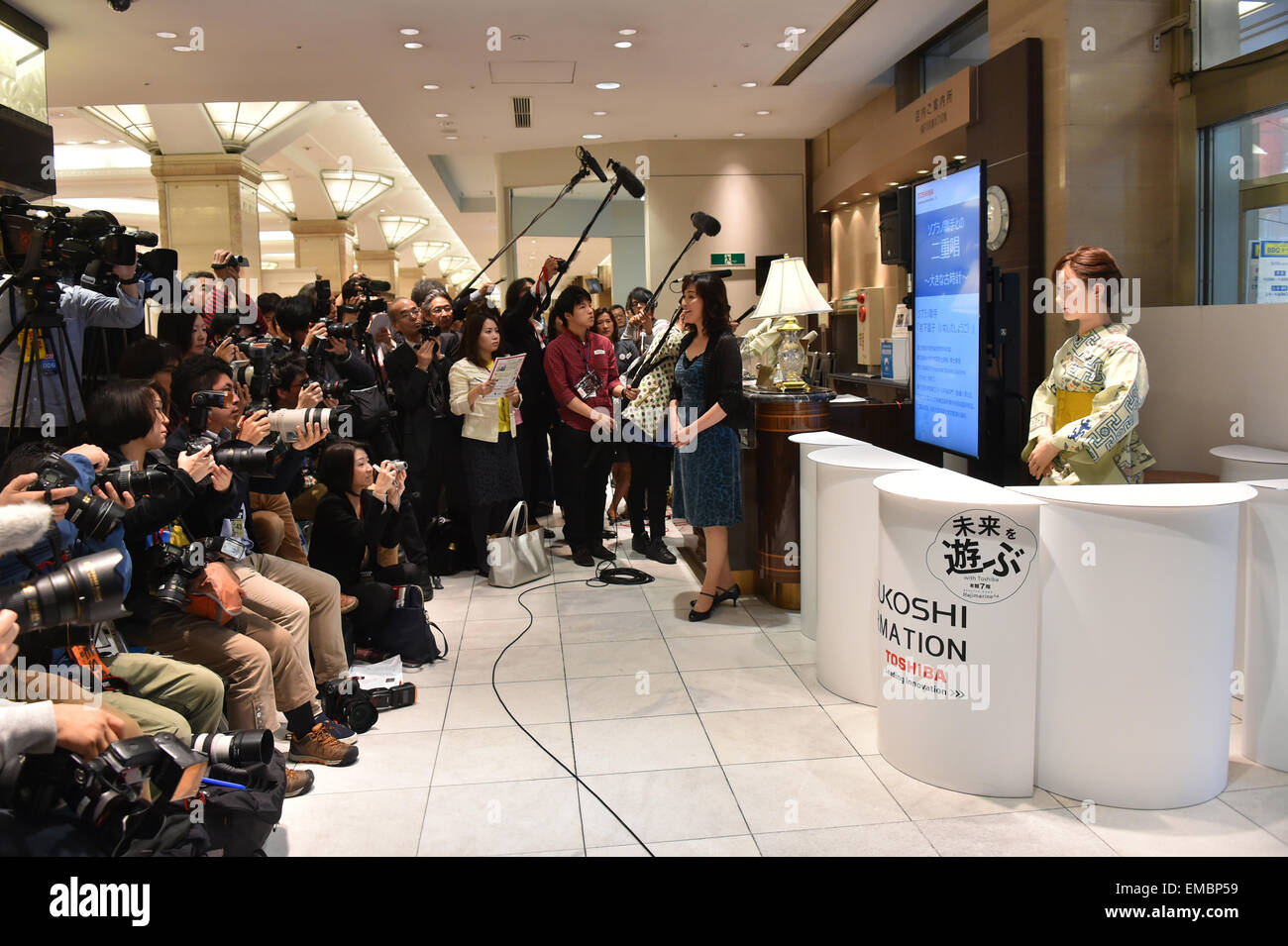 Tokyo, Giappone. Xx Aprile, 2015. Rivestiti in kimono tradizionali, Aiko Chihara fa il suo debutto presso il banco informazioni della Tokyo gli esclusivi Mitsukoshi department store di lunedì, 20 aprile 2015. Aiko, un robot umanoide realizzato da Toshiba, sorrisi e archi a clienti e offre la possibilità di sei minuti di guida con informazioni circa il negozio prestedious inclusi gli eventi. Credito: Natsuki Sakai/AFLO/Alamy Live News Foto Stock