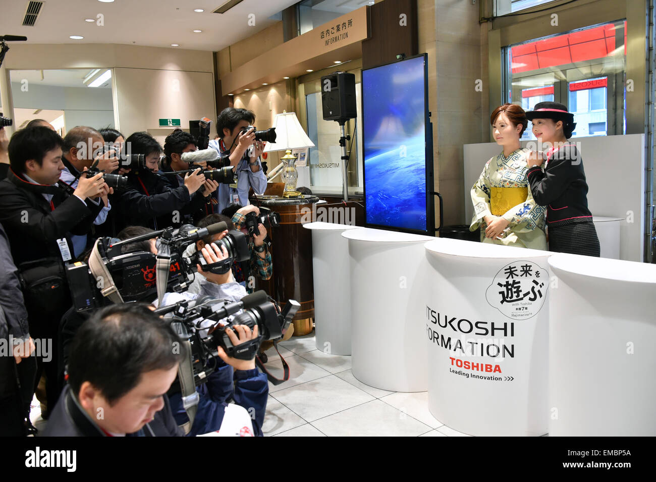 Tokyo, Giappone. Xx Aprile, 2015. Rivestiti in kimono tradizionali, Aiko Chihara fa il suo debutto presso il banco informazioni della Tokyo gli esclusivi Mitsukoshi department store di lunedì, 20 aprile 2015. Aiko, un robot umanoide realizzato da Toshiba, sorrisi e archi a clienti e offre la possibilità di sei minuti di guida con informazioni circa il negozio prestedious inclusi gli eventi. Credito: Natsuki Sakai/AFLO/Alamy Live News Foto Stock