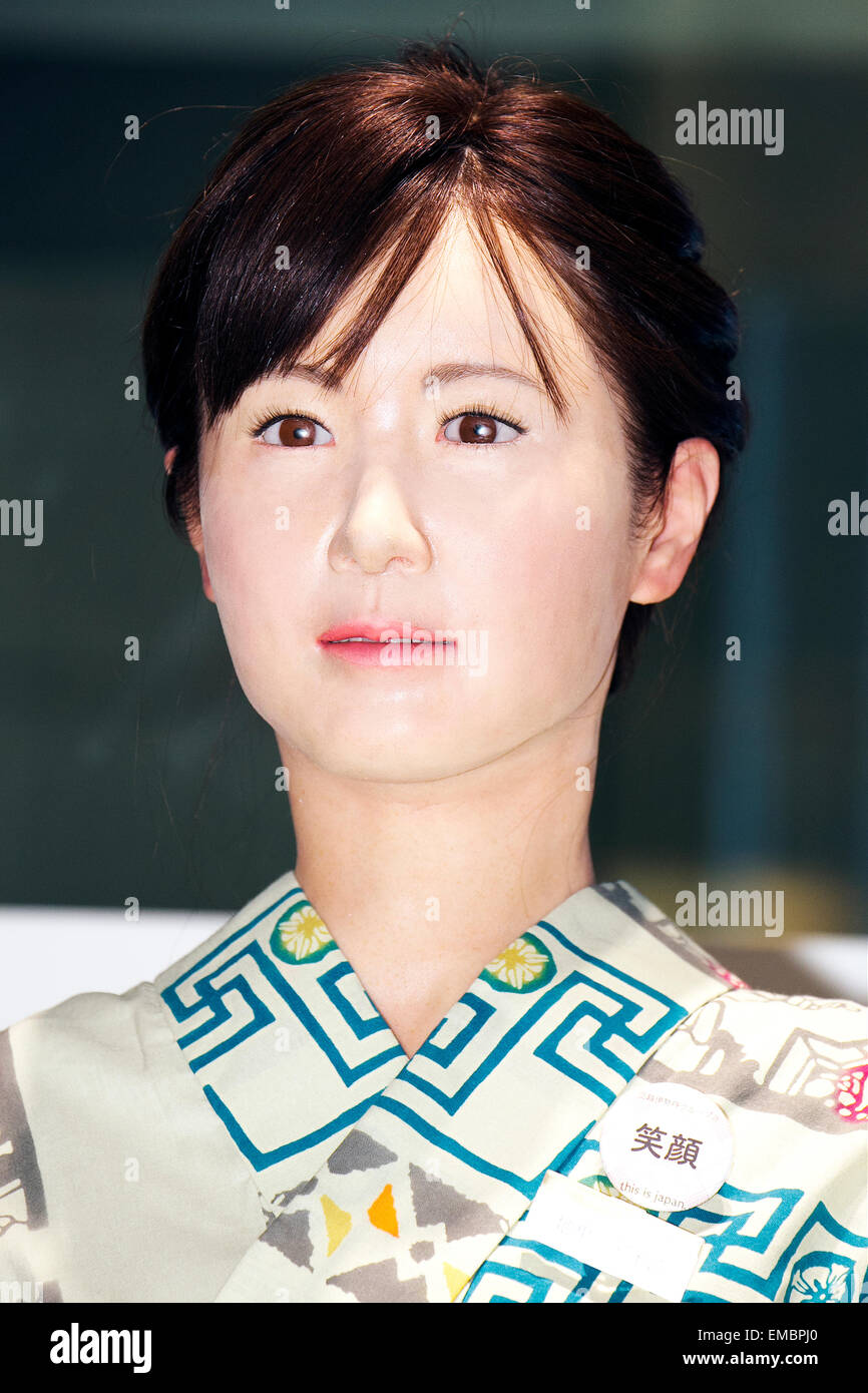 Tokyo, Giappone. Xx Aprile, 2015. Robot Aiko Chihira debutta come receptionist presso l'Nihonbashi Mitsukoshi department store il 20 aprile 2015, Tokyo, Giappone. Il robot viene impiegato per due giorni per condividere le informazioni con i clienti circa gli eventi dello store e il food court, il 20 aprile e 21st. Dal 22 aprile il robot sarà in mostra al 'Play il futuro con Toshiba' mostra tenutasi nel negozio che mostra come le nuove tecnologie possono cambiare in futuro con lo stile di vita e il futuro dei grandi magazzini. Credito: Rodrigo Reyes Marin/AFLO/Alamy Live News Foto Stock