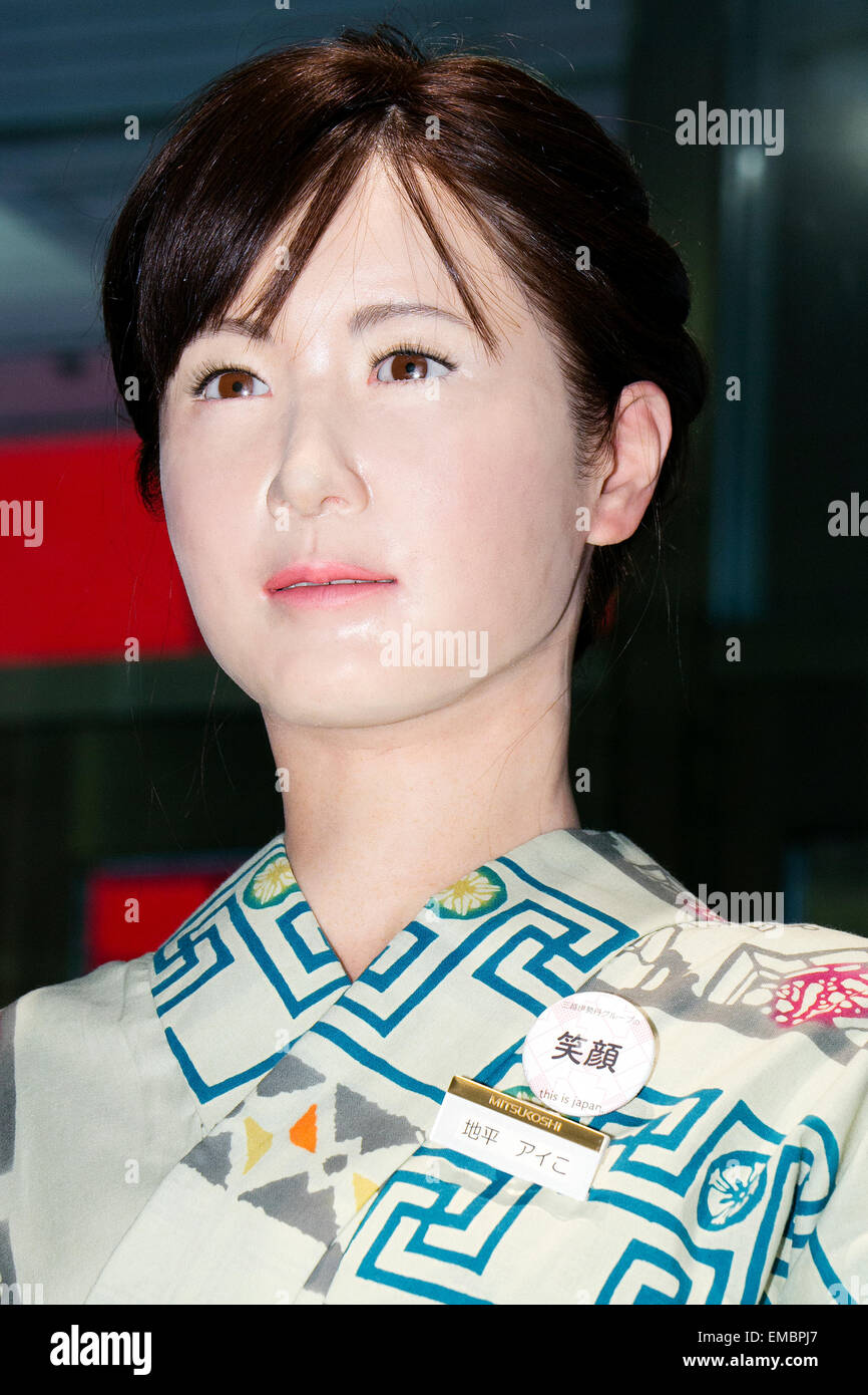 Tokyo, Giappone. Xx Aprile, 2015. Robot Aiko Chihira debutta come receptionist presso l'Nihonbashi Mitsukoshi department store il 20 aprile 2015, Tokyo, Giappone. Il robot viene impiegato per due giorni per condividere le informazioni con i clienti circa gli eventi dello store e il food court, il 20 aprile e 21st. Dal 22 aprile il robot sarà in mostra al 'Play il futuro con Toshiba' mostra tenutasi nel negozio che mostra come le nuove tecnologie possono cambiare in futuro con lo stile di vita e il futuro dei grandi magazzini. Credito: Rodrigo Reyes Marin/AFLO/Alamy Live News Foto Stock