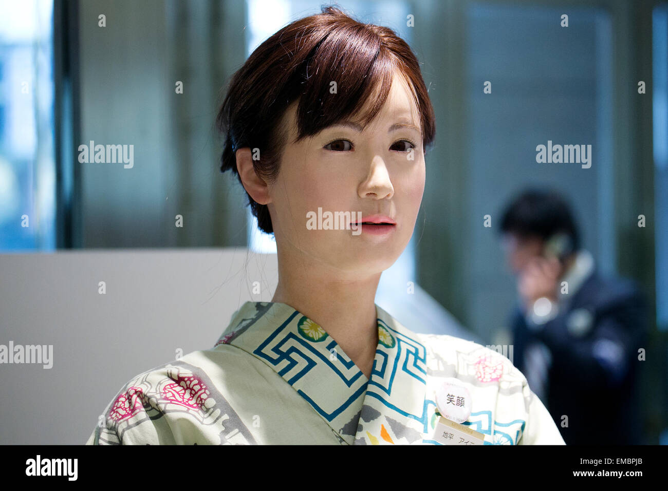 Tokyo, Giappone. Xx Aprile, 2015. Robot Aiko Chihira debutta come receptionist presso l'Nihonbashi Mitsukoshi department store il 20 aprile 2015, Tokyo, Giappone. Il robot viene impiegato per due giorni per condividere le informazioni con i clienti circa gli eventi dello store e il food court, il 20 aprile e 21st. Dal 22 aprile il robot sarà in mostra al 'Play il futuro con Toshiba' mostra tenutasi nel negozio che mostra come le nuove tecnologie possono cambiare in futuro con lo stile di vita e il futuro dei grandi magazzini. Credito: Rodrigo Reyes Marin/AFLO/Alamy Live News Foto Stock