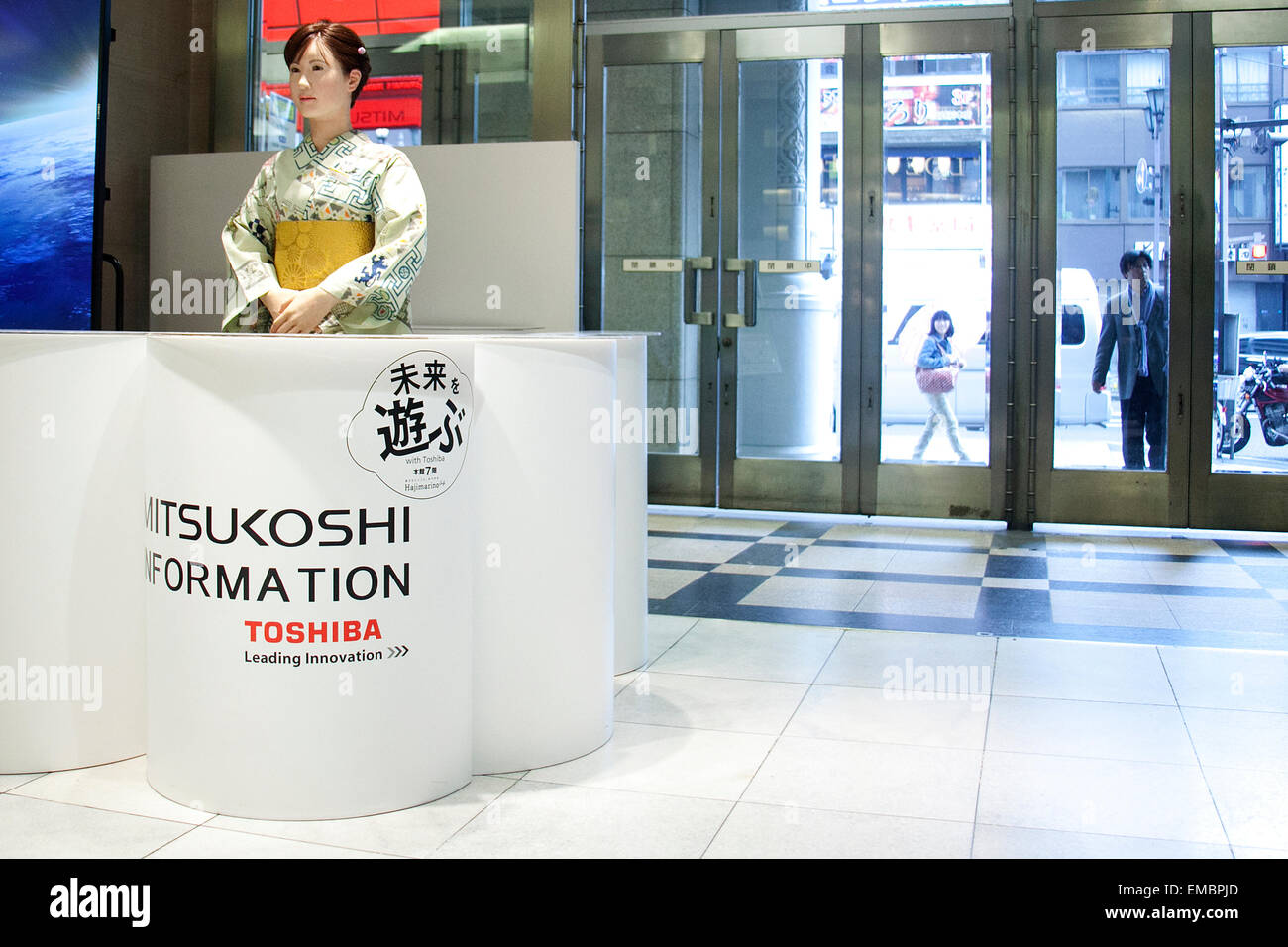 Tokyo, Giappone. Xx Aprile, 2015. Robot Aiko Chihira debutta come receptionist presso l'Nihonbashi Mitsukoshi department store il 20 aprile 2015, Tokyo, Giappone. Il robot viene impiegato per due giorni per condividere le informazioni con i clienti circa gli eventi dello store e il food court, il 20 aprile e 21st. Dal 22 aprile il robot sarà in mostra al 'Play il futuro con Toshiba' mostra tenutasi nel negozio che mostra come le nuove tecnologie possono cambiare in futuro con lo stile di vita e il futuro dei grandi magazzini. Credito: Rodrigo Reyes Marin/AFLO/Alamy Live News Foto Stock