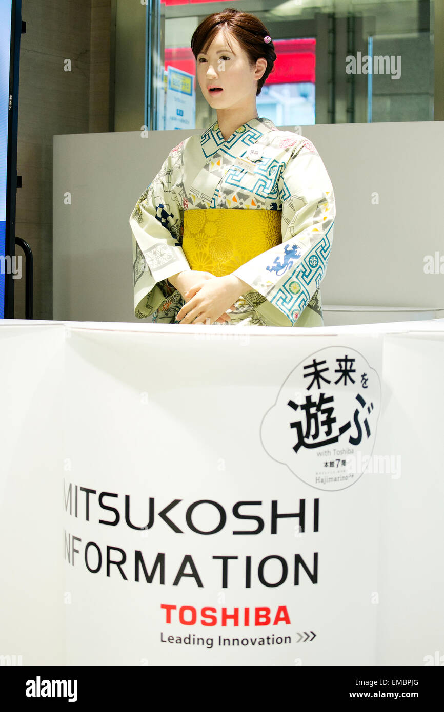 Tokyo, Giappone. Xx Aprile, 2015. Robot Aiko Chihira debutta come receptionist presso l'Nihonbashi Mitsukoshi department store il 20 aprile 2015, Tokyo, Giappone. Il robot viene impiegato per due giorni per condividere le informazioni con i clienti circa gli eventi dello store e il food court, il 20 aprile e 21st. Dal 22 aprile il robot sarà in mostra al 'Play il futuro con Toshiba' mostra tenutasi nel negozio che mostra come le nuove tecnologie possono cambiare in futuro con lo stile di vita e il futuro dei grandi magazzini. Credito: Rodrigo Reyes Marin/AFLO/Alamy Live News Foto Stock