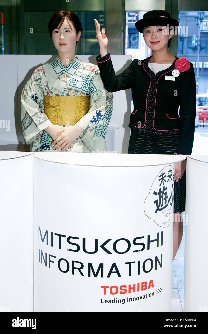Tokyo, Giappone. Xx Aprile, 2015. (L a R) Robot Aiko Chihira e un receptionist umana pone per le fotocamere a Nihonbashi Mitsukoshi department store il 20 aprile 2015, Tokyo, Giappone. Il robot viene impiegato per due giorni come un receptionist per condividere le informazioni con i clienti circa gli eventi dello store e il food court, il 20 aprile e 21st. Dal 22 aprile il robot sarà in mostra al 'Play il futuro con Toshiba' mostra tenutasi nel negozio che mostra come le nuove tecnologie possono cambiare in futuro con lo stile di vita e il futuro dei grandi magazzini. Credito: Rodrigo Reyes Marin/AFLO/Alamy Live News Foto Stock