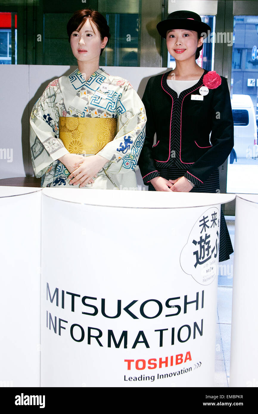 Tokyo, Giappone. Xx Aprile, 2015. (L a R) Robot Aiko Chihira e un receptionist umana pone per le fotocamere a Nihonbashi Mitsukoshi department store il 20 aprile 2015, Tokyo, Giappone. Il robot viene impiegato per due giorni come un receptionist per condividere le informazioni con i clienti circa gli eventi dello store e il food court, il 20 aprile e 21st. Dal 22 aprile il robot sarà in mostra al 'Play il futuro con Toshiba' mostra tenutasi nel negozio che mostra come le nuove tecnologie possono cambiare in futuro con lo stile di vita e il futuro dei grandi magazzini. Credito: Rodrigo Reyes Marin/AFLO/Alamy Live News Foto Stock