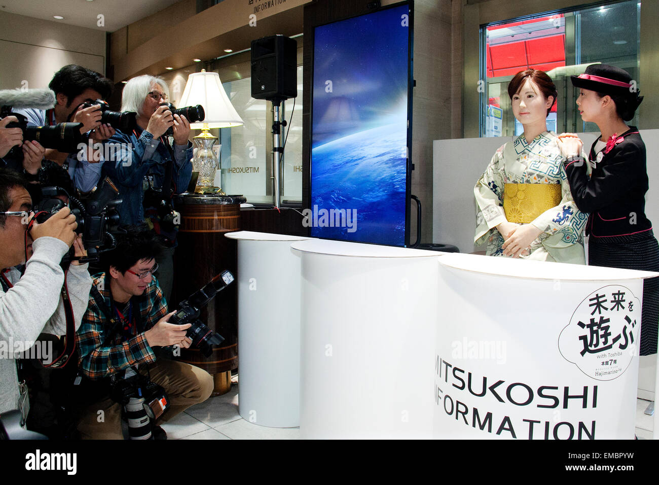 Tokyo, Giappone. Xx Aprile, 2015. (L a R) Robot Aiko Chihira e un receptionist umana pone per le fotocamere a Nihonbashi Mitsukoshi department store il 20 aprile 2015, Tokyo, Giappone. Il robot viene impiegato per due giorni come un receptionist per condividere le informazioni con i clienti circa gli eventi dello store e il food court, il 20 aprile e 21st. Dal 22 aprile il robot sarà in mostra al 'Play il futuro con Toshiba' mostra tenutasi nel negozio che mostra come le nuove tecnologie possono cambiare in futuro con lo stile di vita e il futuro dei grandi magazzini. Credito: Rodrigo Reyes Marin/AFLO/Alamy Live News Foto Stock