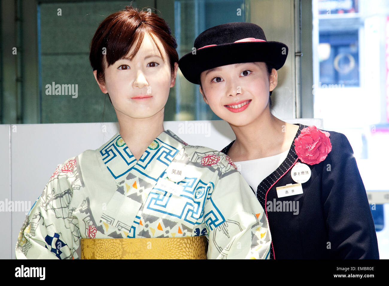 Tokyo, Giappone. Xx Aprile, 2015. (L a R) Robot Aiko Chihira e un receptionist umana pone per le fotocamere a Nihonbashi Mitsukoshi department store il 20 aprile 2015, Tokyo, Giappone. Il robot viene impiegato per due giorni come un receptionist per condividere le informazioni con i clienti circa gli eventi dello store e il food court, il 20 aprile e 21st. Dal 22 aprile il robot sarà in mostra al 'Play il futuro con Toshiba' mostra tenutasi nel negozio che mostra come le nuove tecnologie possono cambiare in futuro con lo stile di vita e il futuro dei grandi magazzini. Credito: Rodrigo Reyes Marin/AFLO/Alamy Live News Foto Stock