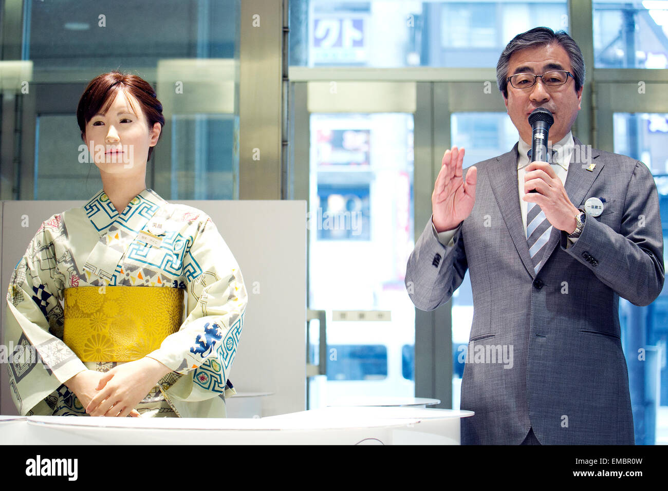 Tokyo, Giappone. Xx Aprile, 2015. Yoji Naka, Store Manager di Mitsubishi Nihonbaashi principale negozio parla ai membri della stampa durante il primo giorno di lavoro del robot Aiko Chihira come receptionist presso l'Nihonbashi Mitsukoshi department store il 20 aprile 2015, Tokyo, Giappone. Il robot viene impiegato per due giorni per condividere le informazioni con i clienti circa gli eventi dello store e il food court, il 20 aprile e 21st. Dal 22 aprile il robot sarà in mostra al 'Play il futuro con Toshiba' mostra tenutasi nel negozio. Credito: Aflo/Alamy Live News Foto Stock