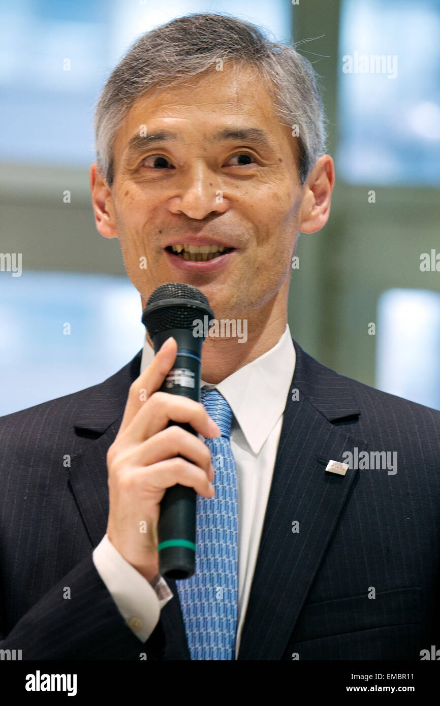 Tokyo, Giappone. Xx Aprile, 2015. Hitoshi Tokuda, Direttore del Marketing per Toshiba sviluppo del business division parla ai membri della pressa durante il primo giorno di lavoro del robot Aiko Chihira come receptionist presso l'Nihonbashi Mitsukoshi department store il 20 aprile 2015, Tokyo, Giappone. Il robot viene impiegato per due giorni per condividere le informazioni con i clienti circa gli eventi dello store e il food court, il 20 aprile e 21st. Dal 22 aprile il robot sarà in mostra al 'Play il futuro con Toshiba' mostra tenutasi nel negozio che mostra come le nuove tecnologie possono cambiare in futuro con lo stile di vita Foto Stock