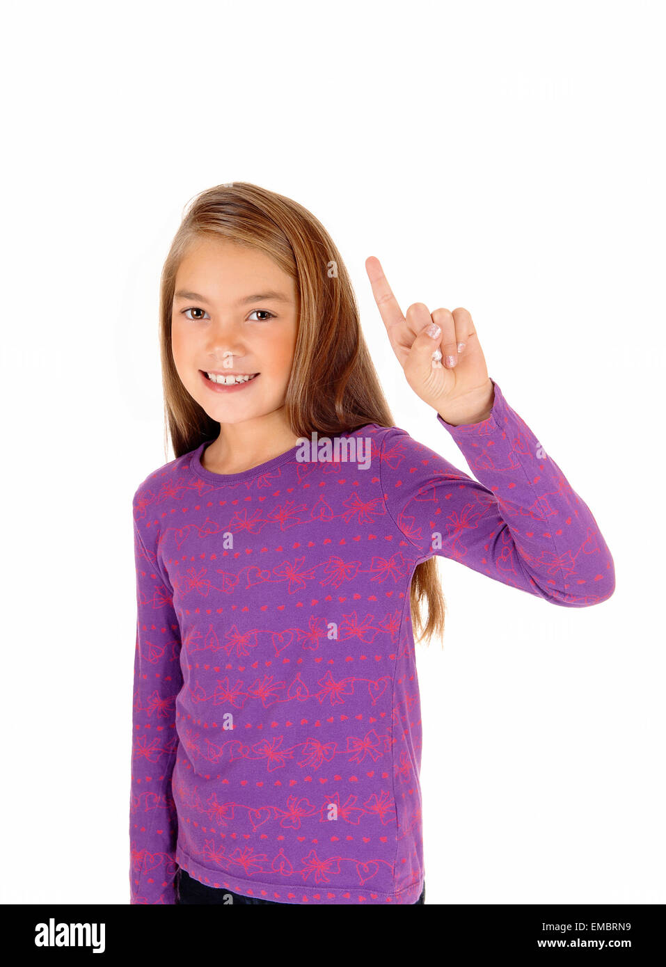 Una bella ragazza bionda sta puntando con il suo dito verso l'alto, raccontando il maestro di sapere qualcosa, isolati su sfondo bianco. Foto Stock