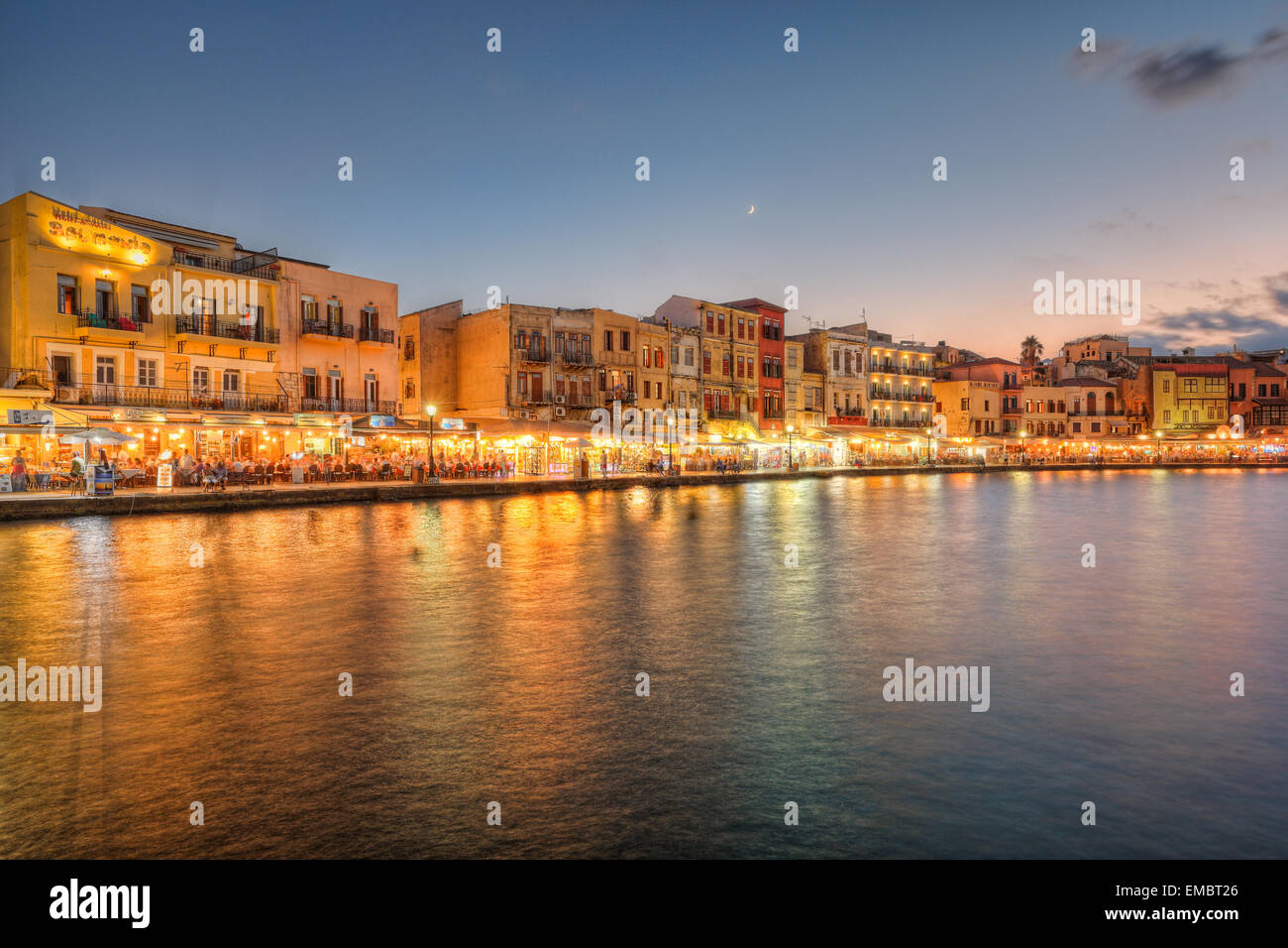 Chania il Porto Veneziano dopo il tramonto in Creta, Grecia Foto Stock