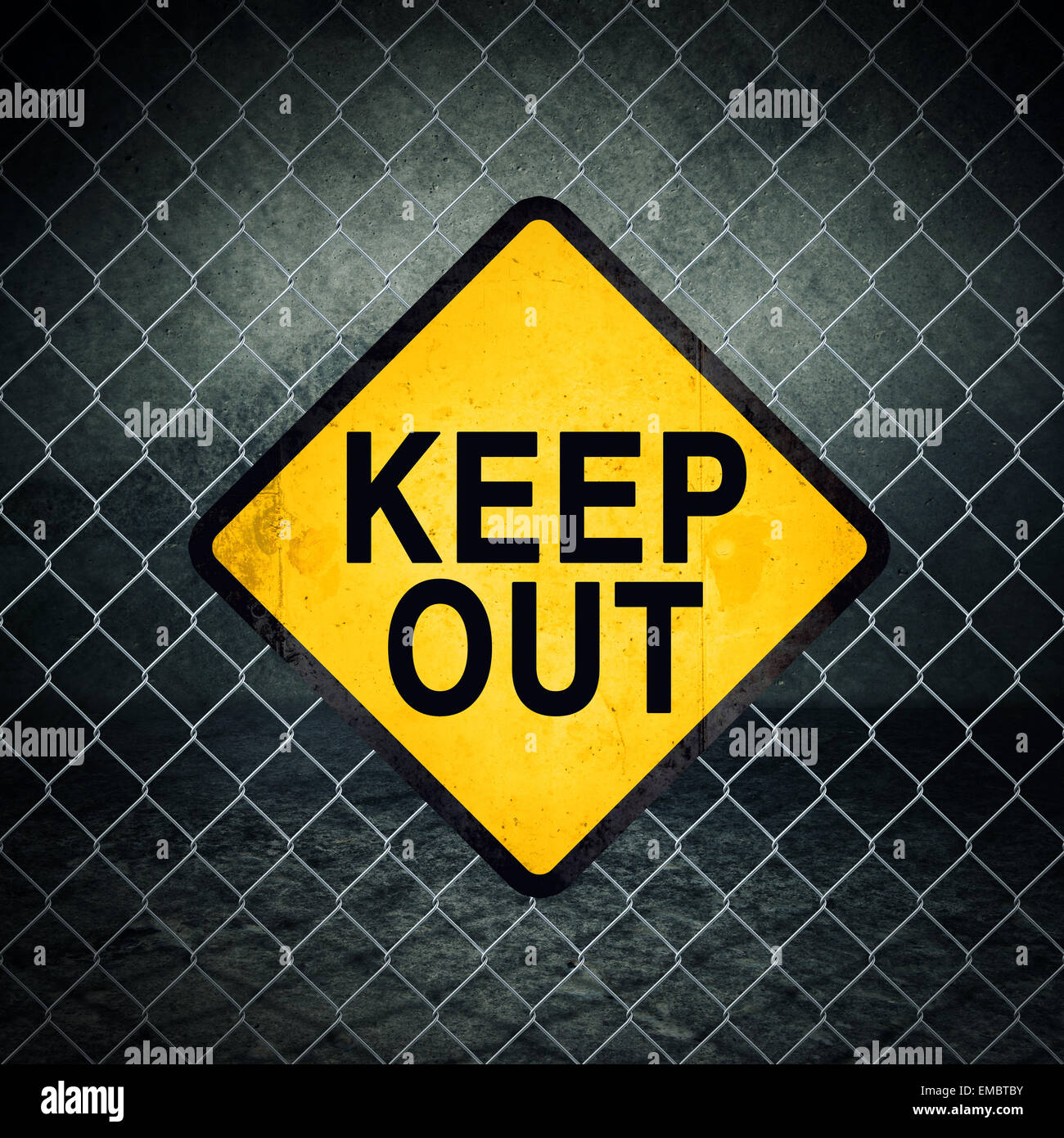 Tenere fuori Grunge simbolo giallo di avvertimento sulla catena collegamento recinto di magazzini industriali Foto Stock