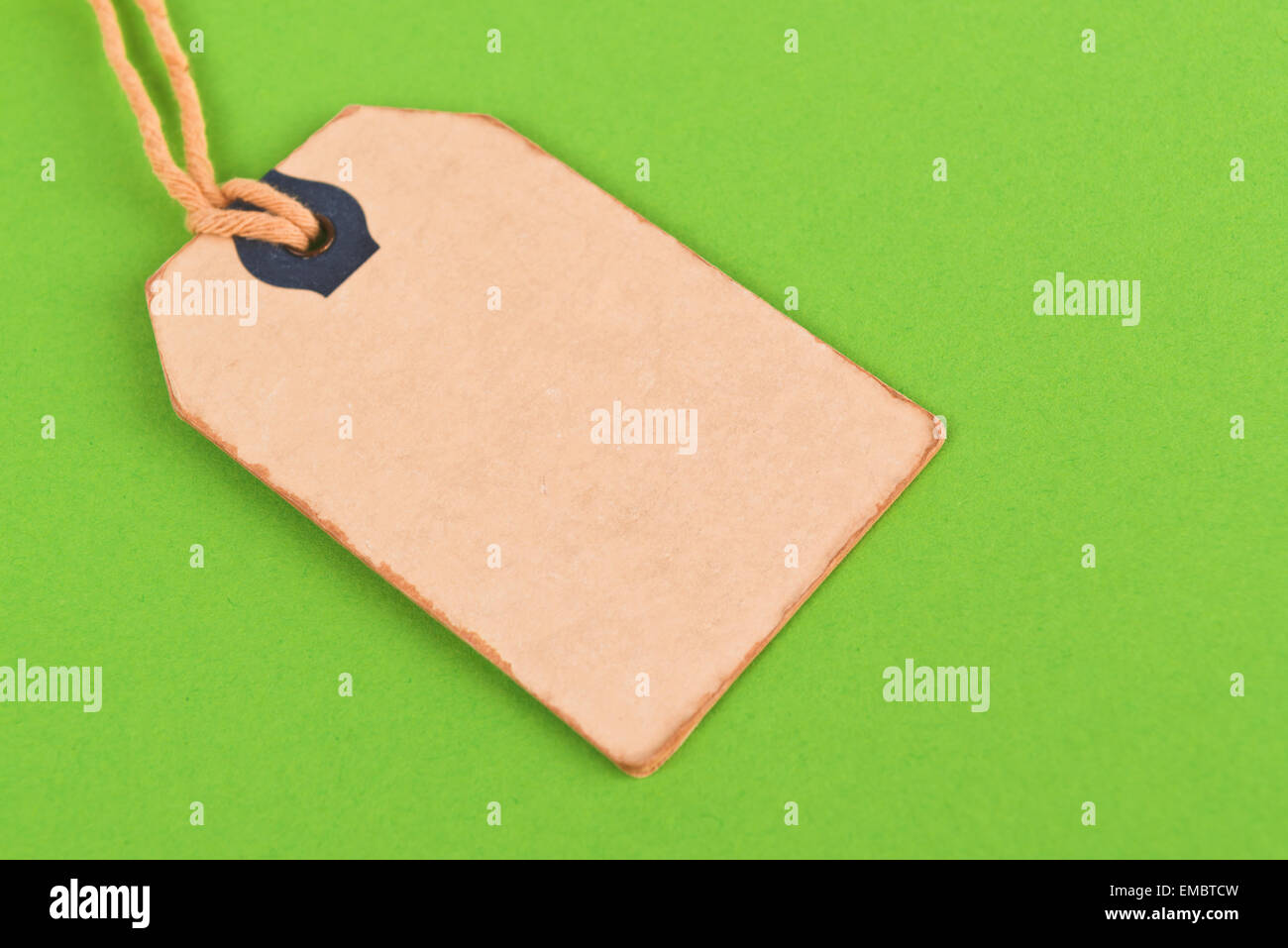 Blank Sconto Prezzo Vintage Etichetta come copia di spazio sul verde sfondo testurizzato, vista dall'alto Foto Stock