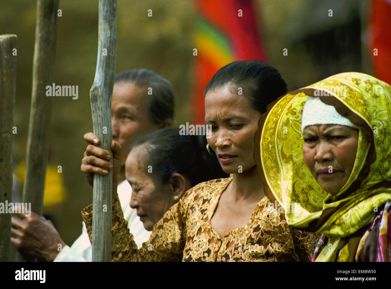Un gruppo di donne contadine che batte il riso durante il festival annuale del rendimento di grazie del raccolto nel villaggio tradizionale di Ciptagelar, Giava Occidentale, Indonesia. Foto Stock