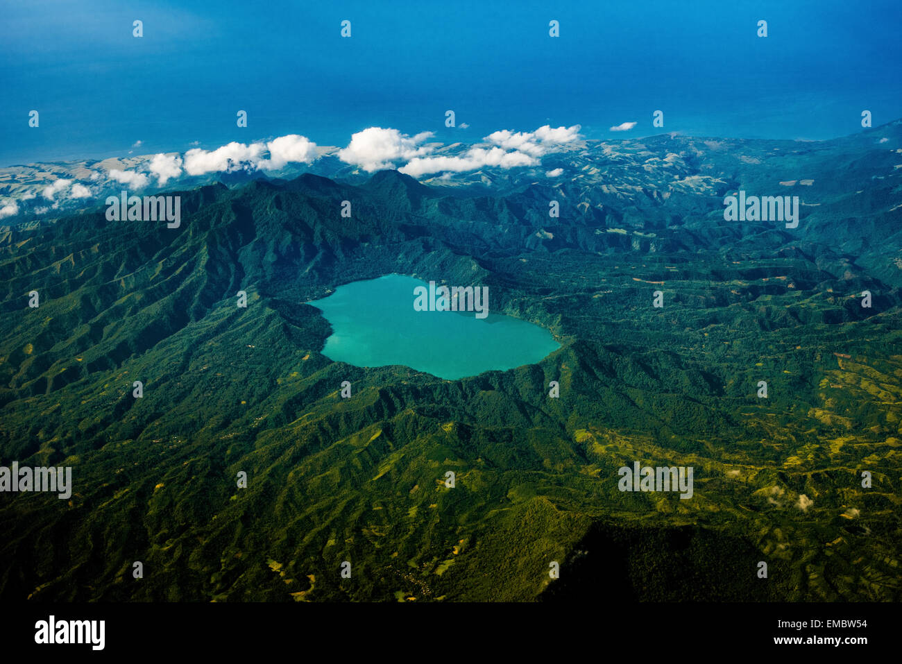 Veduta aerea del Lago del Cratere di Sano Nggoang nelle catene montuose di Mbeliling vicino a Labuan Bajo nella parte occidentale dell'Isola di Flores, Indonesia. Foto Stock